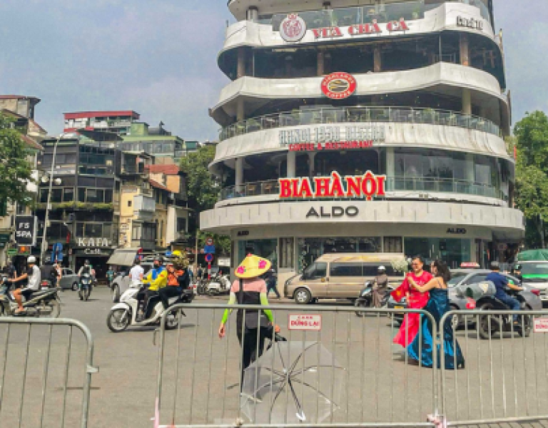 Các nhà hàng, cơ sở kinh doanh hối hả vận chuyển đồ khỏi Hàm cá mập