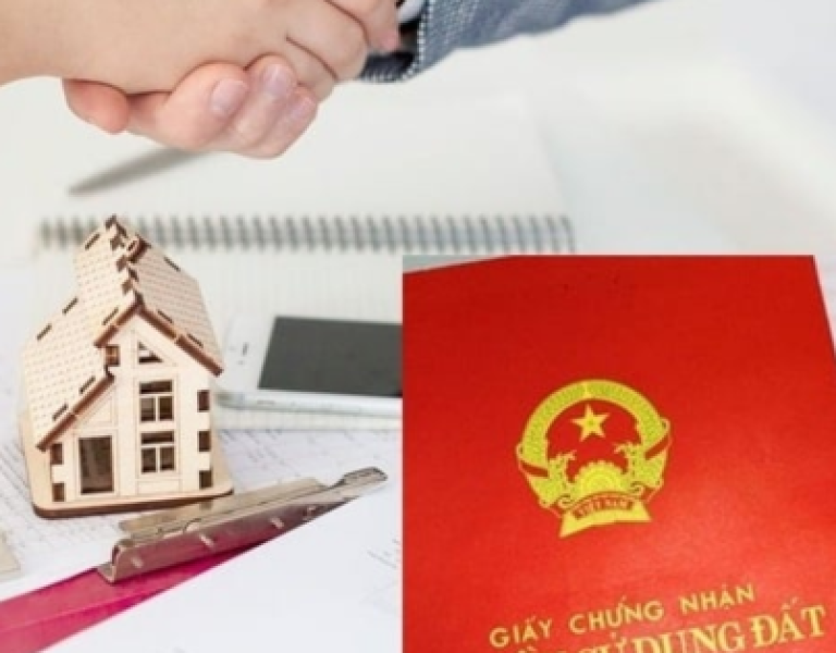 Mua bán đất có công chứng nhưng người bán trây ỳ sang tên sổ đỏ, phải làm sao?