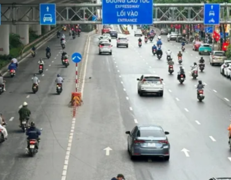 Điều chỉnh thời gian phân làn xe trên đường Phạm Văn Đồng