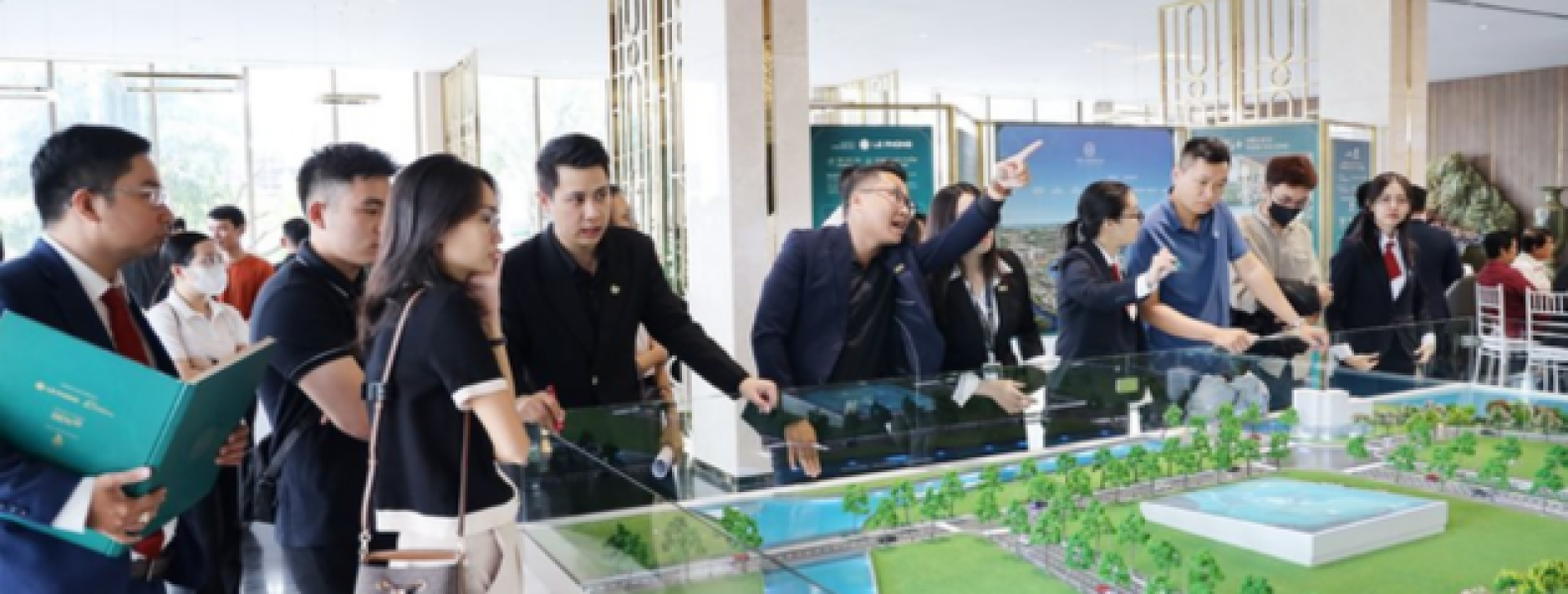 Tích cóp hơn 1 tỉ đồng, mua căn hộ hay gửi ngân hàng?