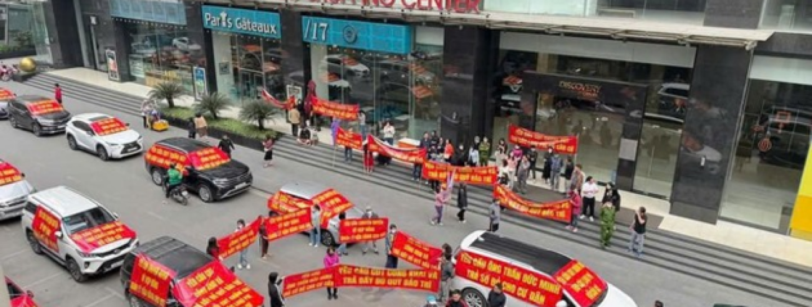 Dân chung cư Hà Nội dàn ô tô băng rôn đòi 'sổ đỏ'
