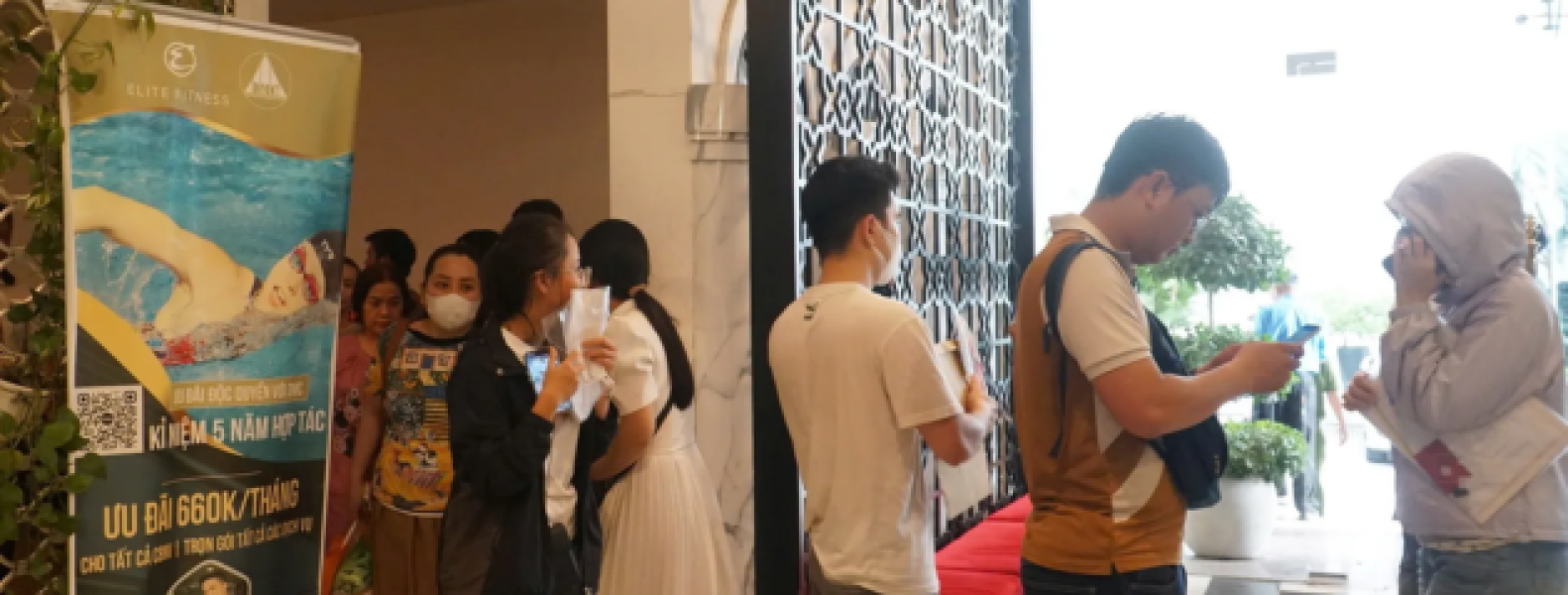 Hàng trăm người 'rồng rắn' xếp hàng mua dự án nhà ở xã hội 'hot' nhất