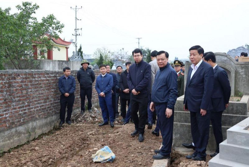 Bí thư Thành ủy Đinh Tiến Dũng cùng các đồng chí lãnh đạo TP kiểm tra công tác di chuyển mộ trên địa bàn huyện Hoài Đức.