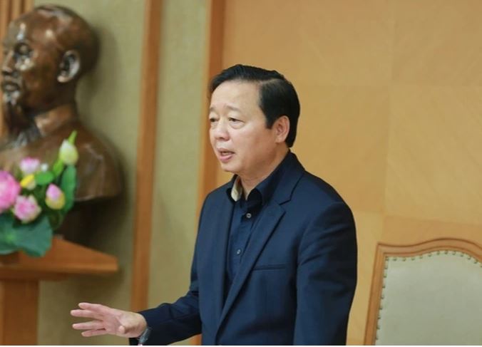 Phó Thủ tướng Trần Hồng Hà nghe báo cáo về Đề án Đầu tư xây dựng ít nhất 1 triệu căn hộ nhà ở xã hội (Ảnh: VGP/Minh Khôi).